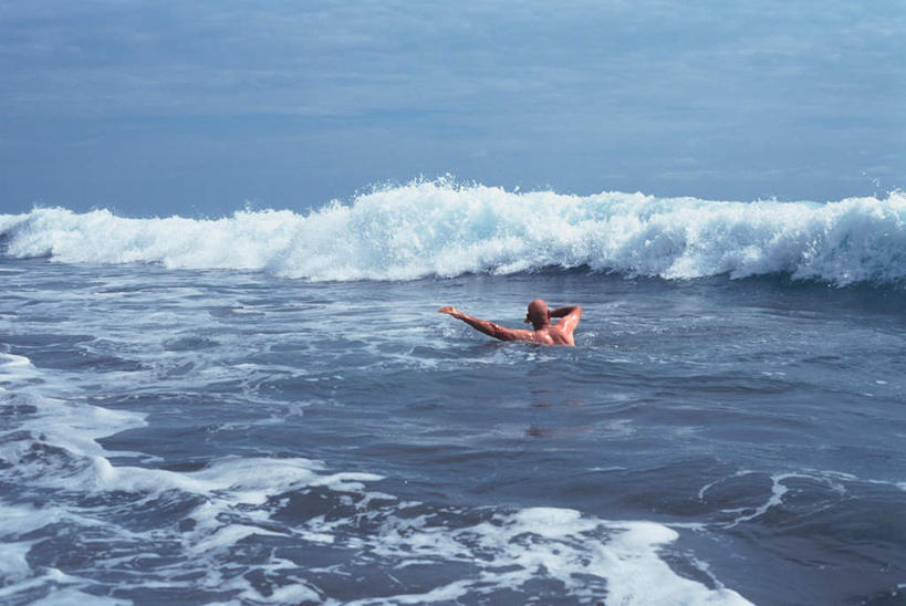 游泳,西方人,一个人,横图,俯视,室外,白天,海浪,海洋,美景,欧洲,欧洲人,仅一个男性,仅一个人,景观,浪花,裸露,仅一个年轻男性,自然,海水,景色,自然风光,裸,海景,泅水,拍浮,男人,男性,年轻男性,白种人,大海,风浪,海,海水的波动,近岸浪,涌浪,半身,彩图,高角度拍摄