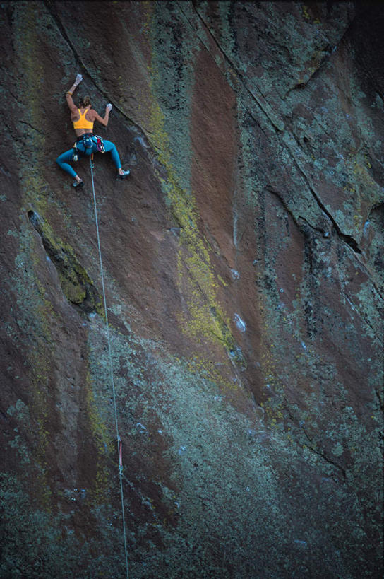 西方人,一个人,攀登,竖图,室外,白天,仰视,锻炼,旅游,度假,探险,运动,攀岩,欧洲,欧洲人,仅一个年轻女性,仅一个女性,仅一个人,握,服装,纹路,纹理,悬崖,拿,拿着,休闲装,娱乐,极限运动,衣服,绳子,享受,休闲,休闲服,爬,放松,握着,服饰,室外运动,户外运动,肌理,绝壁,冒险,体育,年轻女性,女人,女性,白种人,登山,攀爬,彩图,低角度拍摄,全身,健身