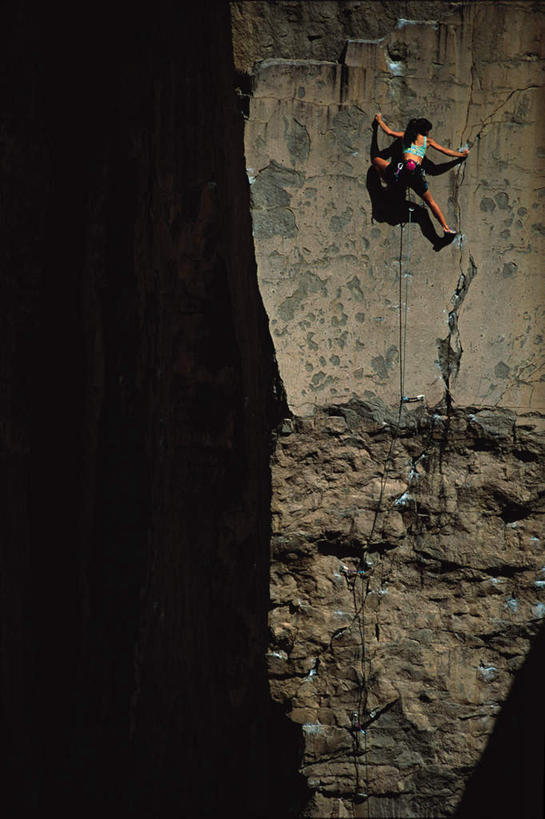 西方人,一个人,攀登,竖图,室外,白天,锻炼,旅游,度假,探险,运动,攀岩,欧洲,欧洲人,仅一个年轻女性,仅一个女性,仅一个人,握,服装,纹路,纹理,悬崖,拿,拿着,休闲装,娱乐,极限运动,背面,衣服,绳子,享受,休闲,休闲服,爬,放松,握着,服饰,室外运动,户外运动,肌理,绝壁,冒险,体育,年轻女性,女人,女性,白种人,登山,攀爬,彩图,全身,健身