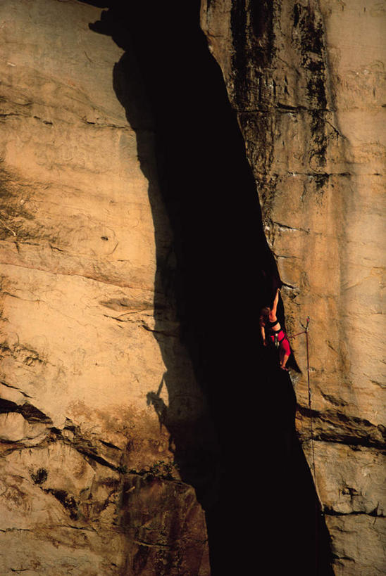 西方人,一个人,攀登,竖图,室外,白天,锻炼,旅游,度假,探险,运动,攀岩,欧洲,欧洲人,仅一个年轻女性,仅一个女性,仅一个人,握,服装,纹路,纹理,悬崖,拿,拿着,休闲装,娱乐,极限运动,背面,衣服,绳子,享受,休闲,休闲服,爬,放松,握着,服饰,室外运动,户外运动,肌理,绝壁,冒险,体育,年轻女性,女人,女性,白种人,登山,攀爬,彩图,全身,健身