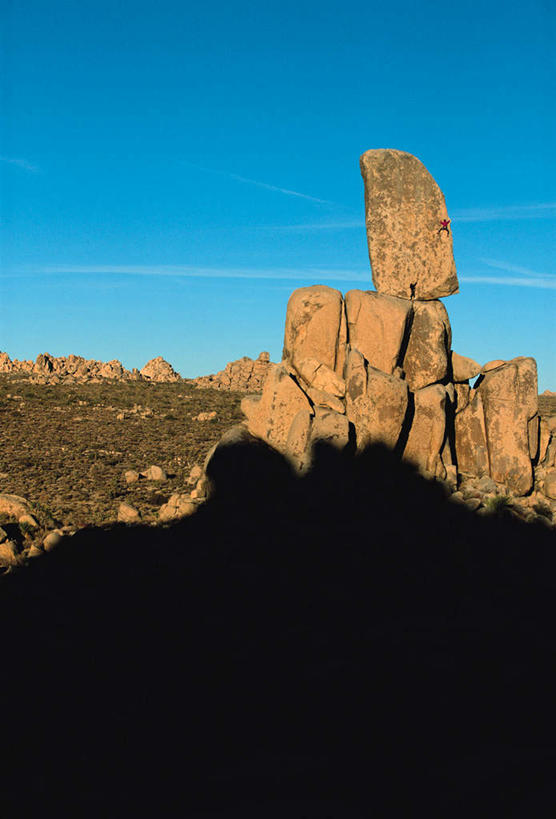 西方人,一个人,攀登,竖图,室外,白天,锻炼,旅游,度假,探险,运动,攀岩,欧洲,欧洲人,仅一个男性,仅一个人,握,服装,纹路,纹理,悬崖,拿,拿着,休闲装,娱乐,极限运动,仅一个年轻男性,背面,衣服,蓝色,蓝天,天空,绳子,天,享受,休闲,休闲服,爬,放松,握着,服饰,晴朗,室外运动,户外运动,万里无云,肌理,绝壁,冒险,体育,男人,男性,年轻男性,白种人,晴空,晴空万里,登山,攀爬,彩图,全身,健身