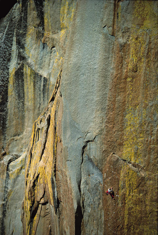 西方人,一个人,攀登,竖图,室外,白天,锻炼,旅游,度假,探险,运动,攀岩,欧洲,欧洲人,仅一个男性,仅一个人,握,服装,纹路,纹理,悬崖,拿,拿着,休闲装,娱乐,极限运动,仅一个年轻男性,背面,衣服,绳子,享受,休闲,休闲服,爬,放松,握着,服饰,室外运动,户外运动,肌理,绝壁,冒险,体育,男人,男性,年轻男性,白种人,登山,攀爬,彩图,全身,健身