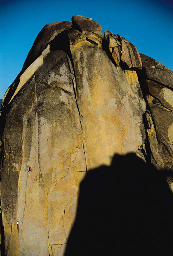 西方人,两个人,伙伴,朋友,攀登,竖图,室外,白天,仰视,锻炼,旅游,度假,探险,友谊,运动,攀岩,欧洲,欧洲人,握,服装,纹路,纹理,悬崖,拿,拿着,休闲装,娱乐,极限运动,衣服,蓝色,蓝天,天空,绳子,天,享受,休闲,休闲服,爬,放松,握着,服饰,晴朗,室外运动,户外运动,万里无云,肌理,绝壁,冒险,体育,友情,男人,男性,年轻男性,白种人,晴空,晴空万里,登山,攀爬,彩图,低角度拍摄,全身,健身