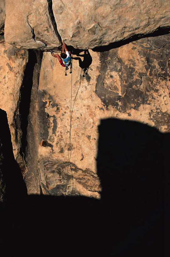 西方人,一个人,攀登,竖图,俯视,室外,白天,锻炼,旅游,度假,探险,运动,攀岩,欧洲,欧洲人,仅一个男性,仅一个人,纹路,纹理,悬崖,娱乐,极限运动,仅一个年轻男性,绳子,享受,休闲,爬,放松,室外运动,户外运动,肌理,绝壁,冒险,体育,男人,男性,年轻男性,白种人,登山,攀爬,彩图,高角度拍摄,全身,健身