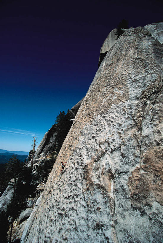 西方人,一个人,攀登,竖图,室外,白天,正面,锻炼,旅游,度假,探险,运动,攀岩,山,欧洲,欧洲人,仅一个男性,仅一个人,阴影,光线,纹路,纹理,影子,山峰,悬崖,山峦,娱乐,极限运动,仅一个年轻男性,蓝色,蓝天,天空,阳光,天,享受,休闲,爬,放松,晴朗,室外运动,户外运动,万里无云,肌理,绝壁,冒险,体育,男人,男性,年轻男性,白种人,晴空,晴空万里,登山,攀爬,半身,彩图,健身