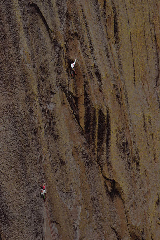 西方人,两个人,伙伴,朋友,攀登,竖图,室外,白天,锻炼,旅游,度假,探险,友谊,运动,攀岩,山,欧洲,欧洲人,纹路,纹理,山峰,悬崖,山峦,娱乐,极限运动,背面,享受,休闲,爬,放松,室外运动,户外运动,肌理,绝壁,冒险,体育,友情,男人,男性,年轻男性,白种人,登山,攀爬,彩图,全身,健身