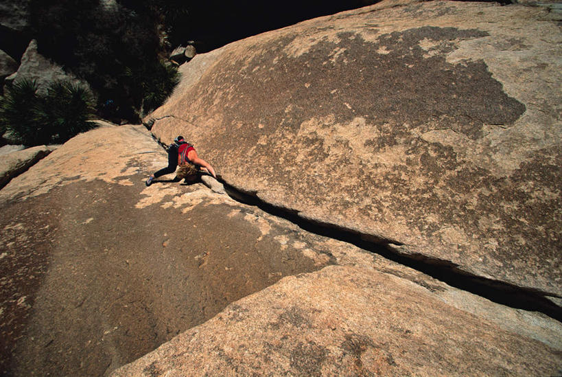 西方人,一个人,站,攀登,横图,俯视,室外,白天,锻炼,旅游,度假,探险,运动,攀岩,山,欧洲,欧洲人,仅一个年轻女性,仅一个女性,仅一个人,纹路,纹理,山顶,山峰,山峦,娱乐,极限运动,站着,享受,休闲,爬,放松,室外运动,户外运动,肌理,冒险,体育,年轻女性,女人,女性,白种人,登山,攀爬,站立,彩图,高角度拍摄,全身,健身