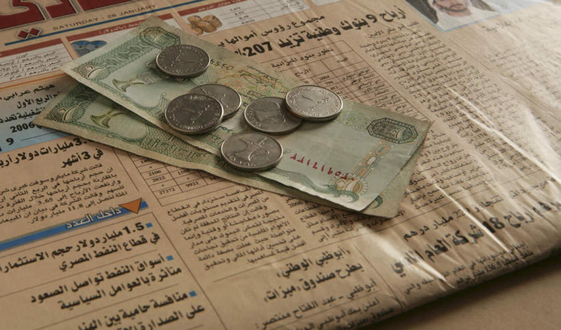 无人,横图,俯视,室内,特写,白天,阅读,钱,桌面,桌子,静物,报纸,学习,阴影,反射,木制,钱币,影子,木制品,看,浏览,钞票,金融,纸币,经济,流通,纸钞,贸易,货币,现金,硬币,彩图,高角度拍摄