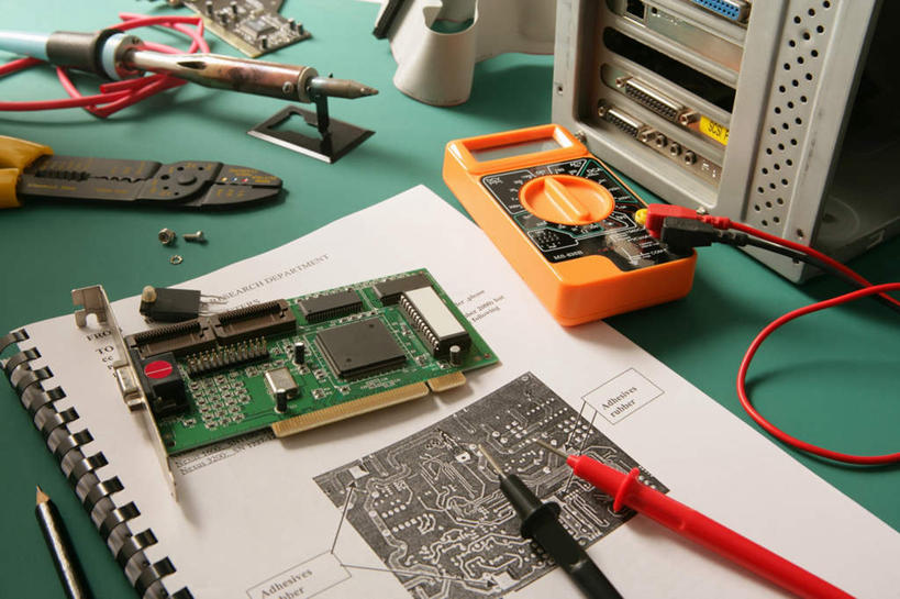 无人,横图,俯视,室内,特写,白天,电脑,桌面,桌子,静物,连接,阴影,组合,朦胧,模糊,弯曲,反射,网络,木制,电路板,工具,钳子,图纸,影子,设计图,加工,输入设备,通讯设备,开关,按钮,木制品,台式电脑,老虎钳,链接,光驱,线路板,主机,固定,五金,印刷电路板,机箱,紧固,拼接,剪断,拼凑,通信设备,工程图,草图,蓝图,扭转,光盘驱动器,拼合,凑集,聚合,撮合,链结,牢固,夹持,PCB板铝基板,PCB电路板,超薄电路板,超薄线路板,高频板,设计,彩图,高角度拍摄