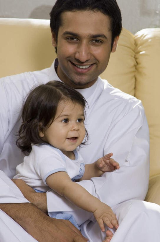 东方人,婴儿,儿童,两个人,家庭,父亲,客厅,坐,抱,笑,微笑,露齿笑,竖图,室内,白天,正面,民族服装,纯洁,沙发,亚洲,阴影,时间,反射,时钟,手表,影子,计时,注视,黄种人,一个,小孩,白色,钟表,观察,看,温暖,温馨,一家人,表,父爱,可爱,童年,童趣,活泼,单个,抱着,观看,腕表,和睦,察看,起居室,搂着,关注,宝宝,布艺沙发,童真,纯真,烂漫,无邪,客堂,袍子,伶俐,天真,男人,男性,年轻男性,亚洲人,孩子,年轻人,钟,搂,搂抱,坐着,半身,彩图,传统服装,民俗服,融洽