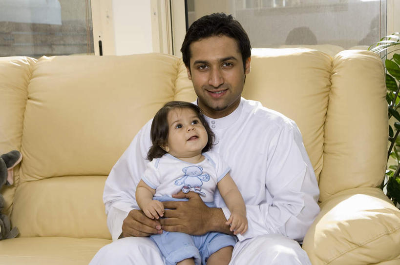 东方人,婴儿,儿童,两个人,家庭,父亲,客厅,坐,抱,笑,微笑,露齿笑,横图,室内,白天,正面,民族服装,纯洁,植物,窗户,沙发,亚洲,阴影,时间,反射,盆栽,时钟,手表,影子,盆景,计时,注视,黄种人,玻璃窗,一个,小孩,绿色,白色,自然,钟表,观察,看,温暖,温馨,一家人,表,父爱,可爱,童年,童趣,活泼,生长,单个,成长,抱着,观看,腕表,和睦,察看,起居室,搂着,关注,宝宝,布艺沙发,童真,纯真,烂漫,无邪,客堂,袍子,伶俐,天真,男人,男性,年轻男性,亚洲人,孩子,年轻人,钟,搂,搂抱,坐着,半身,彩图,传统服装,民俗服,融洽