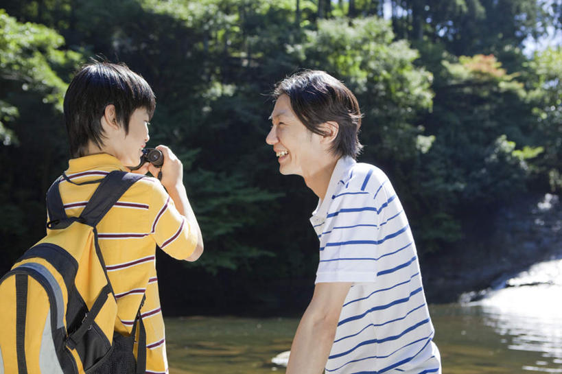 东方人,儿童,背,两个人,家庭,父亲,儿子,笑,微笑,露齿笑,横图,室外,白天,侧面,纯洁,河流,森林,树林,水,植物,亚洲,朦胧,模糊,书包,望远镜,河水,水流,黄种人,树,树木,小孩,绿色,自然,看,温暖,温馨,父子,一家人,父爱,可爱,童年,童趣,生长,成长,和睦,童真,烂漫,无邪,远视镜,瞭望镜,天真,男孩,男人,男性,年轻男性,亚洲人,孩子,年轻人,半身,彩图,融洽,光学仪器,千里镜,男生