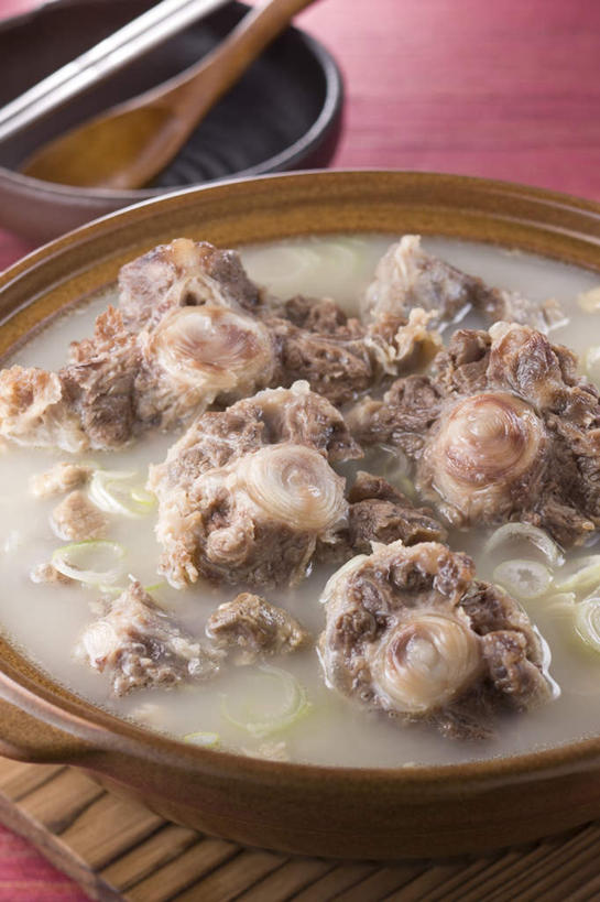 无人,竖图,俯视,室内,特写,白天,烹饪,中餐,餐桌,筷子,桌子,蔬菜,蒜,餐具,许多,朦胧,模糊,新鲜,勺子,调味,肉,香料,佐料,料理,食品,文化,传统,菜肴,美食,肉类,食物,调羹,汤匙,碗,中式,佳肴,有机食品,绿色食品,餐台,礼节,配料,礼仪,肉食,牛肉汤,一碗,作料,进餐用具,烹调用具,小蒜,大蒜,彩图,高角度拍摄