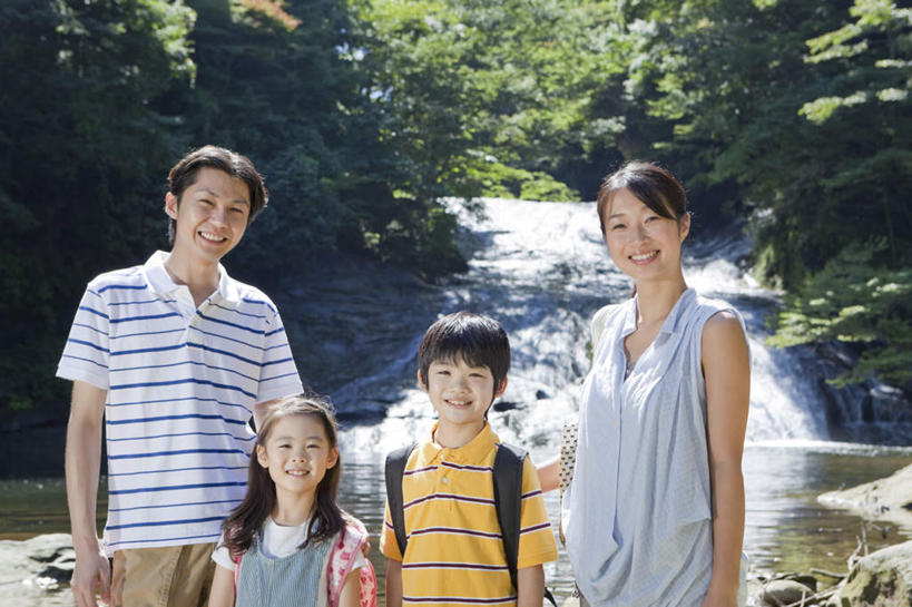 东方人,儿童,四个人,家庭,夫妻,母亲,父亲,女儿,儿子,站,笑,微笑,露齿笑,横图,室外,白天,正面,爱情,纯洁,草地,草坪,森林,树林,植物,道路,路,亚洲,阴影,光线,影子,小路,交通,浪漫,注视,黄种人,草,树,树木,小孩,绿色,阳光,自然,观察,看,站着,温暖,温馨,父女,父子,母女,母子,一家人,恩爱,父爱,可爱,母爱,童年,童趣,恋人,乡间小路,生长,成长,观看,和睦,察看,关注,童真,烂漫,无邪,天真,男孩,男人,男性,年轻男性,年轻女性,女孩,女人,女性,亚洲人,孩子,年轻人,夫妇,情侣,站立,半身,彩图,伴侣,融洽,男生,女生