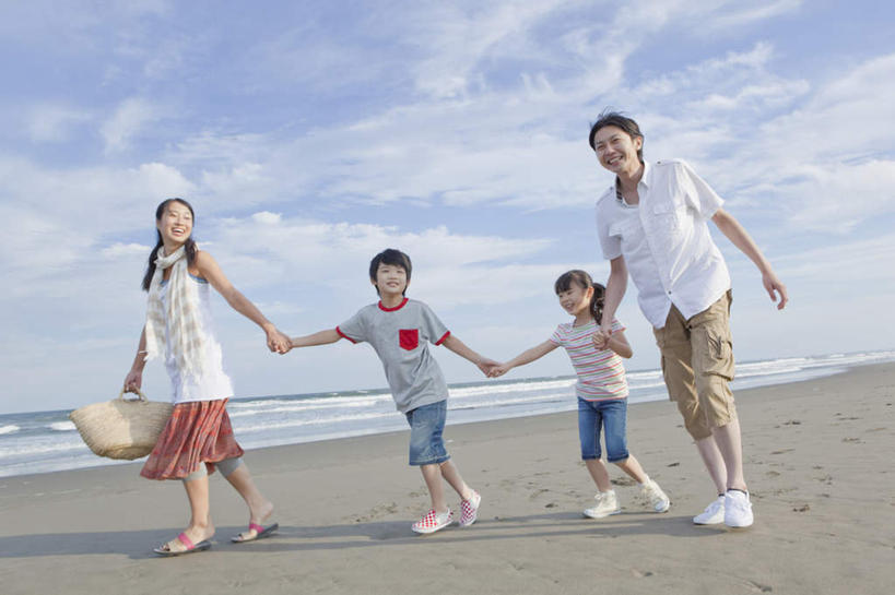 东方人,儿童,四个人,家庭,夫妻,母亲,父亲,女儿,儿子,走,握手,横图,室外,白天,仰视,爱情,纯洁,海浪,海洋,沙滩,亚洲,握,沙子,海岸,浪花,水平线,云,云朵,辽阔,海平线,沙地,浪漫,拿,云彩,拎,拿着,注视,黄种人,小孩,蓝色,白云,蓝天,天空,海水,天,观察,看,广阔,温暖,温馨,父女,父子,母女,母子,一家人,恩爱,父爱,可爱,母爱,童年,童趣,握着,恋人,观看,一望无际,和睦,察看,关注,海景,童真,烂漫,无邪,无边无际,一马平川,天真,男孩,男人,男性,年轻男性,年轻女性,女孩,女人,女性,亚洲人,孩子,年轻人,夫妇,情侣,大海,风浪,海,海水的波动,海滩,近岸浪,涌浪,步行,搀手,拉手,散步,手拉手,手握手,走路,彩图,低角度拍摄,全身,伴侣,融洽,水天相接,水天一线,男生,女生,拎着