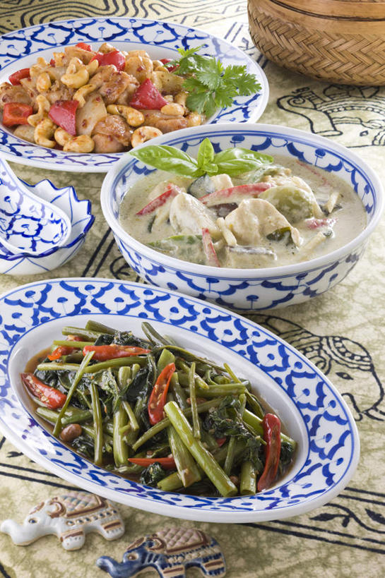 蒸笼,无人,竖图,俯视,室内,特写,白天,烹饪,植物,菠菜,豆,辣椒,蔬菜,餐具,厨具,一堆,许多,堆叠,堆积,竹制,新鲜,碟子,盘,豆类,豆子,肉,虾,料理,食品,泰式,菜肴,美食,肉类,泰国料理,食物,盘子,碟,碗,佳肴,有机食品,绿色食品,堆,竹制品,笼屉,肉食,烹饪用具,豆科,辣角,红海椒,大椒,辣虎,广椒,泰菜,泰国菜,泰式料理,青大豆,进餐用具,烹调用具,鹦鹉菜,鼠根菜,青豆,辣子,角菜,红嘴绿鹦哥,红辣椒,海椒,番椒,赤根菜,菠薐菜,波斯草,烹调,彩图,高角度拍摄