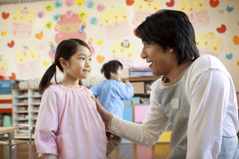 东方人,儿童,背部,三个人,伙伴,朋友,教师,坐,说,横图,室内,白天,正面,友谊,纯洁,亚洲,朦胧,模糊,黄种人,相视,教室,同学,面对面,日本人,可爱,童年,童趣,幼儿园,对视,校友,相对,童真,烂漫,无邪,相看,同窗,学友,交流,天真,友情,男孩,男人,男性,年轻男性,女孩,女人,女性,亚洲人,孩子,老师,沟通,讲话,交谈,说话,谈话,坐着,半身,彩图