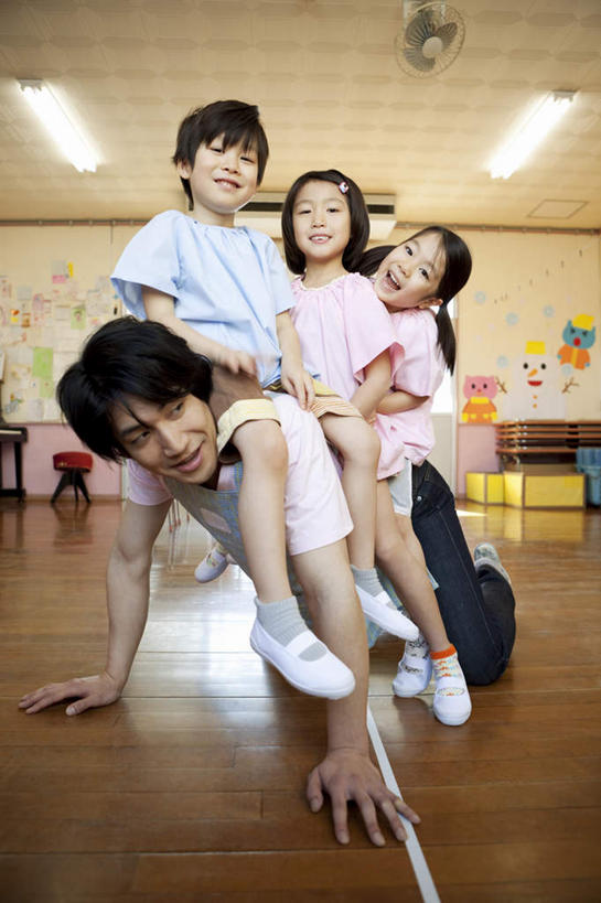 东方人,儿童,四个人,伙伴,朋友,教师,坐,竖图,室内,白天,正面,友谊,纯洁,窗户,地板,照明,亚洲,朦胧,模糊,灯光,地面,注视,黄种人,顶灯,木地板,玻璃窗,灯,灯具,观察,看,趴着,教室,同学,日本人,可爱,童年,童趣,幼儿园,观看,照亮,察看,照明设备,校友,关注,童真,烂漫,无邪,同窗,学友,天真,友情,男孩,男人,男性,年轻男性,女孩,亚洲人,孩子,老师,趴,坐着,彩图,全身