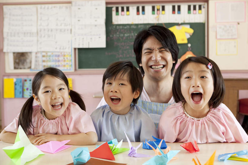 东方人,儿童,伙伴,朋友,坐,笑,微笑,露齿笑,横图,室内,白天,正面,友谊,纯洁,桌子,亚洲,折纸,许多人,黄种人,书桌,课桌,黑板,张嘴,一群人,教室,同学,日本人,可爱,童年,童趣,校友,张大嘴巴,童真,烂漫,无邪,同窗,学友,天真,友情,男孩,男人,男性,年轻男性,女孩,亚洲人,孩子,张开嘴,坐着,半身,彩图