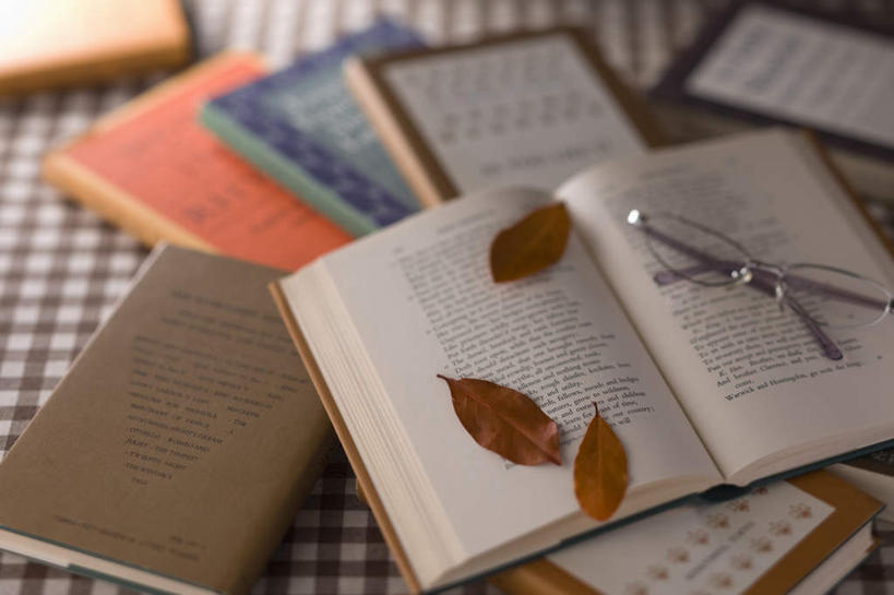 无人,横图,俯视,室内,特写,白天,看书,阅读,秋季,桌子,书籍,叶子,一副,学习,朦胧,模糊,眼镜,枯叶,三片,书桌,树叶,课桌,书本,看,读书,浏览,摄影,影棚,近视眼镜,叶,叶片,书,图书,秋,秋天,彩图,高角度拍摄,影棚拍摄,拍摄