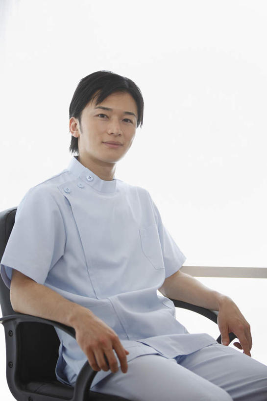 东方人,头发,一个人,医生,坐,笑,微笑,竖图,室内,白天,正面,工作服,制服,椅子,亚洲,仅一个男性,仅一个人,黄种人,仅一个年轻男性,黑色,医护人员,医疗人员,工作制服,男人,男性,年轻男性,亚洲人,大夫,坐着,半身,彩图,工作套服,短发