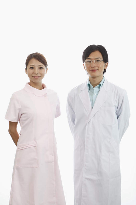 东方人,两个人,医生,护士,站,笑,微笑,竖图,室内,白天,正面,工作服,制服,亚洲,并排,眼镜,黄种人,站着,医护人员,医疗人员,白衣天使,白大褂,背手,工作制服,男人,男性,年轻男性,年轻女性,女人,女性,亚洲人,大夫,站立,半身,彩图,工作套服