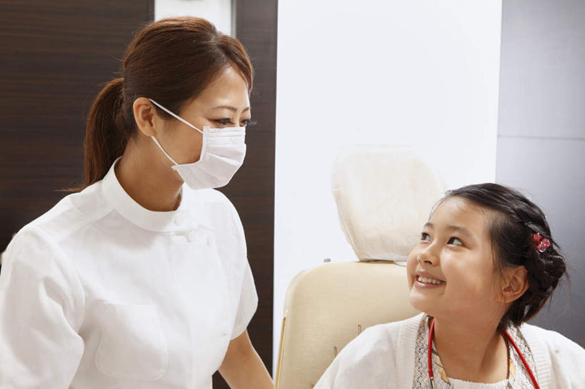 东方人,儿童,头发,两个人,医生,病人,牙科医生,坐,笑,微笑,露齿笑,横图,室内,白天,正面,工作服,制服,椅子,亚洲,戴,扭头,黄种人,相视,小孩,黑色,口罩,医护人员,医疗人员,眯眼,戴着,工作制服,年轻女性,女孩,女人,女性,亚洲人,孩子,长发,大夫,患者,就医者,牙医,坐着,半身,彩图,工作套服,女生