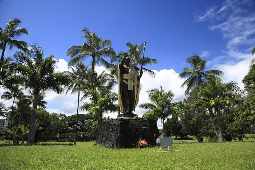 西方人,一个人,无人,站,横图,室外,白天,仰视,旅游,度假,草地,草坪,岛屿,美景,植物,棕榈树,叶子,雕塑,夏威夷,欧洲,美国,欧洲人,仅一个男性,仅一个人,仅一个中年男性,阴影,艺术,装饰,光线,雕刻,雕像,影子,景观,云,云朵,绿叶,云彩,娱乐,草,树,树木,蓝色,绿色,白云,蓝天,天空,阳光,自然,工艺品,天,站着,享受,休闲,嫩叶,景色,放松,生长,晴朗,成长,纪念,美术,北美,北美洲,国王,自然风光,主题,美洲,陈列,棕榈叶,一尊,夏威夷岛,夏威夷州,爱洛哈之州,卡美哈美哈国王,希洛,功能,美学,北亚美利加洲,亚美利加洲,大岛,男人,男性,中年男性,白种人,叶,叶片,列岛,群岛,诸岛,晴空,棕树,棕榈,站立,彩图,低角度拍摄,全身,卡米哈米哈大帝,卡米哈米哈一世