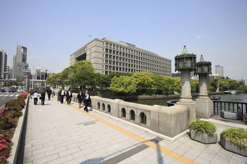 东方人,家,走,横图,室外,白天,正面,度假,安全,美景,植物,城市风光,城市,路灯,照明,日本,亚洲,行人,阴影,服装,光线,影子,房屋,屋子,景观,公寓,灯光,许多人,注视,休闲装,黄种人,娱乐,洋房,楼房,路人,住宅,灯,树,树木,衣服,蓝色,绿色,蓝天,天空,阳光,自然,天,观察,看,一群人,享受,休闲,休闲服,景色,放松,服饰,大阪,生长,晴朗,成长,观看,引导,盲道,保护,照亮,察看,照明设备,关注,提示,保险,东亚,本州,万里无云,大阪府,本州岛,日本国,近畿地方,近畿,方便,过客,男人,男性,年轻男性,年轻女性,女人,女性,亚洲人,晴空,晴空万里,步行,散步,走路,彩图,全身,房子,障碍设施
