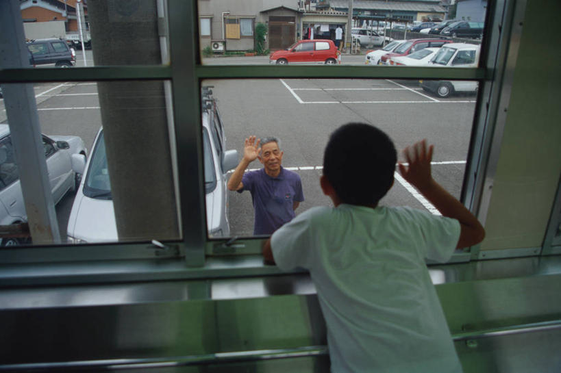 东方人,儿童,老年人,两个人,家庭,祖父,停车场,站,坐,举,横图,俯视,室内,白天,纯洁,窗户,火车,汽车,亚洲,一辆,服装,挥手,注视,休闲装,黄种人,再见,玻璃窗,车,小孩,衣服,车窗,交通工具,轿车,观察,看,手势,托,站着,招手,休闲,温暖,温馨,一家人,休闲服,可爱,童年,童趣,服饰,爷爷,告别,观看,祖孙,和睦,察看,关注,载具,摆动,童真,烂漫,无邪,离别,外公,外祖父,外孙,外孙子,辞行,天真,老年男性,男孩,男人,男性,亚洲人,孩子,孙子,举起,举手,举着,抬头,向上举,向上伸,向上托,仰头,站立,坐着,半身,彩图,高角度拍摄,泊车场,融洽,男生
