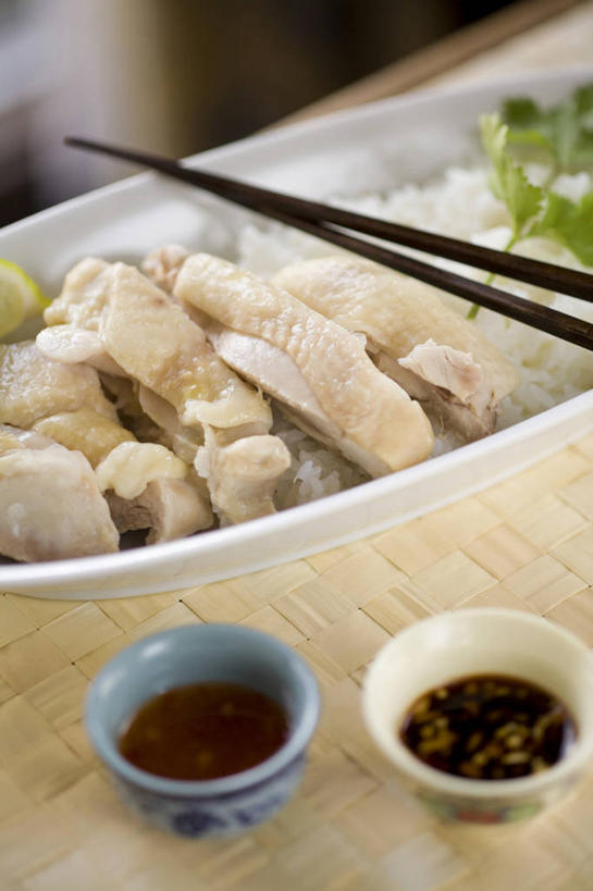 米饭,无人,竖图,俯视,室内,特写,白天,烹饪,中餐,筷子,桌面,桌子,蔬菜,餐具,水果,阴影,朦胧,模糊,新鲜,反射,木制,影子,陶瓷,调料,鸡肉,肉,生食,料理,食品,果实,陶瓷制品,饭,调味品,调味料,文化,蔬果,传统,酱油,菜肴,美食,肉类,食物,木制品,容器,碗,中式,佳肴,有机食品,绿色食品,储藏,礼节,五谷,储存,礼仪,肉食,酸橙,代代,豉油,进餐用具,橙子,橙,彩图,高角度拍摄,海南鸡饭,贮存