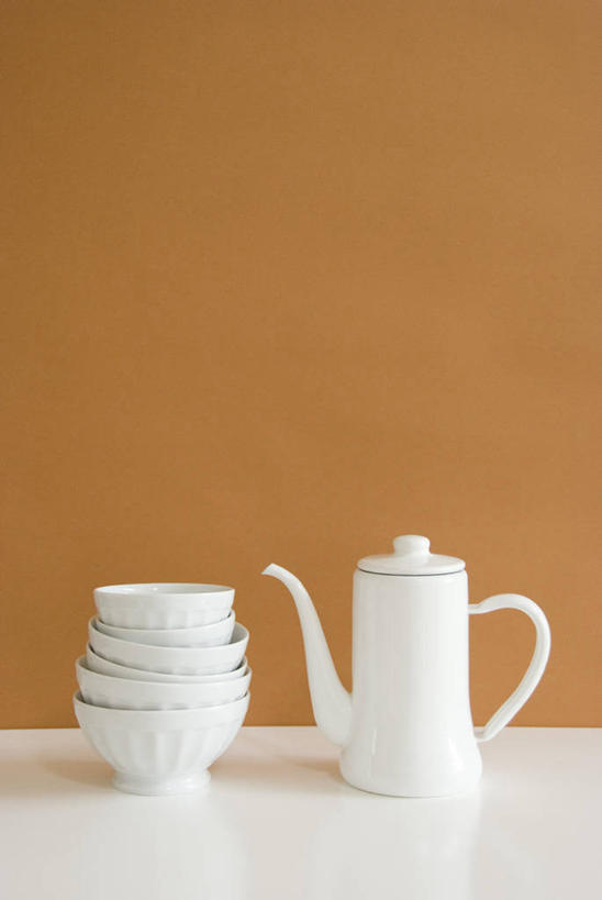 无人,竖图,室内,特写,白天,正面,桌面,桌子,静物,一排,许多,阴影,整齐,反射,木制,壶,影子,陶瓷,陶瓷制品,水壶,排列,茶壶,木制品,容器,碗,摄影,影棚,褐色背景,储藏,堆,储存,队列,彩图,影棚拍摄,拍摄,贮存