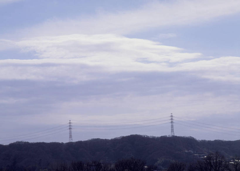 无人,横图,室外,白天,正面,旅游,度假,石头,美景,森林,山,山脉,树林,植物,阴影,电力,光线,钢材,电缆,电线,石子,影子,支架,景观,山顶,山峰,云,云朵,山峦,背光,云彩,娱乐,电塔,树,树木,蓝色,绿色,白云,蓝天,天空,阳光,自然,群山,天,享受,休闲,景色,放松,生长,能源,晴朗,成长,支撑,资源,自然风光,供电设备,逆光,沉积岩,高压电塔,高压输电线,高压电线塔,高压塔,颠峰,极峰,水成岩,石块,岩石,晴空,彩图