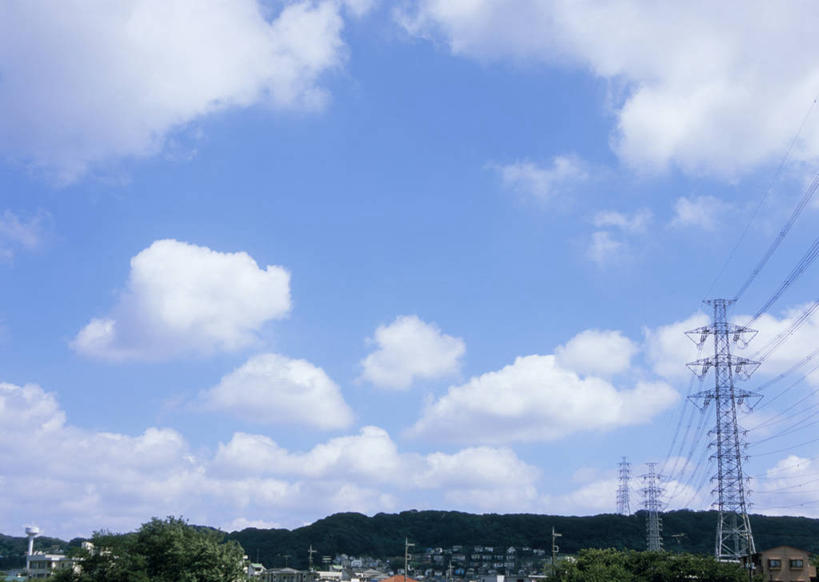 无人,家,横图,室外,白天,仰视,度假,石头,美景,山,山脉,植物,城市风光,城市,阴影,电力,光线,钢材,电缆,电线,石子,影子,支架,房屋,屋子,景观,山顶,山峰,云,云朵,公寓,山峦,云彩,娱乐,电塔,洋房,楼房,住宅,树,树木,蓝色,绿色,白云,蓝天,天空,阳光,自然,群山,天,享受,休闲,景色,放松,生长,能源,晴朗,成长,支撑,资源,供电设备,沉积岩,高压电塔,高压输电线,高压电线塔,高压塔,颠峰,极峰,水成岩,石块,岩石,晴空,彩图,低角度拍摄,房子