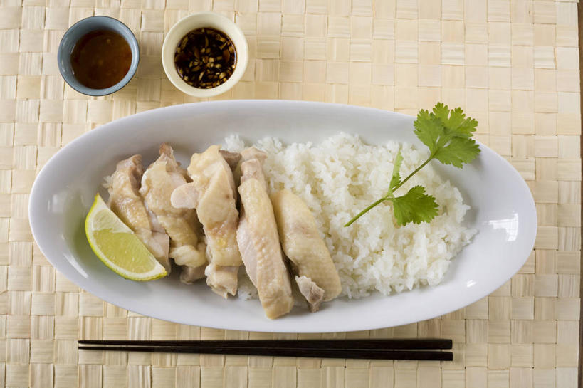 米饭,无人,横图,俯视,室内,特写,白天,烹饪,中餐,餐桌,筷子,桌子,蔬菜,餐具,水果,叶子,一双,阴影,新鲜,反射,碟子,盘,影子,陶瓷,香菜,鸡肉,肉,生食,料理,食品,果实,绿叶,陶瓷制品,饭,文化,传统,菜肴,美食,肉类,食物,两个,一个,盘子,容器,碟,碗,中式,嫩叶,佳肴,有机食品,绿色食品,单个,餐台,储藏,礼节,五谷,储存,礼仪,肉食,胡菜,香荽,原荽,园荽,芫荽,酸橙,胡荽,莞荽,芫茜,芫蓿,莚葛草,莚荽菜,代代,叶,叶片,进餐用具,橙子,橙,彩图,高角度拍摄,海南鸡饭,贮存