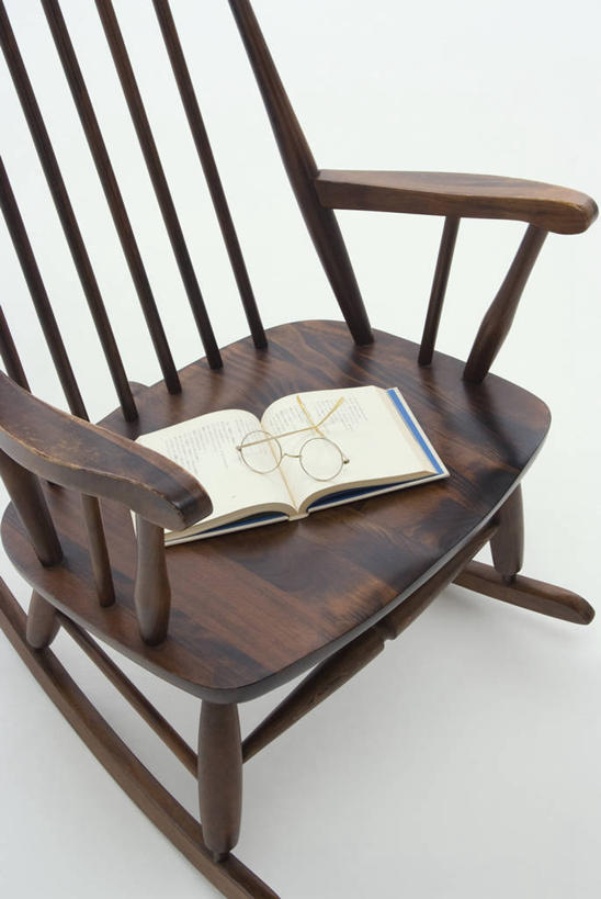 无人,竖图,俯视,室内,特写,白天,白色背景,静物,书籍,椅子,一把,一本,阴影,反射,木制,影子,棕色,摇椅,木制品,打开,摄影,影棚,开启,书,图书,彩图,高角度拍摄,影棚拍摄,拍摄