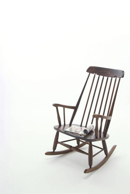 无人,竖图,室内,特写,白天,白色背景,正面,静物,书籍,椅子,一把,一本,阴影,反射,木制,影子,棕色,摇椅,木制品,打开,摄影,影棚,开启,书,图书,彩图,影棚拍摄,拍摄