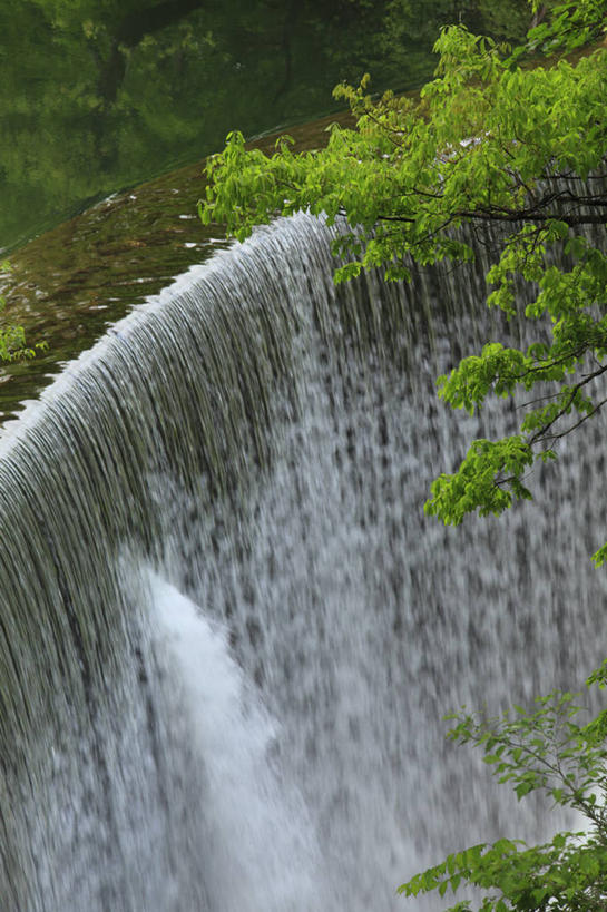 无人,竖图,俯视,室外,白天,旅游,度假,灌溉,石头,美景,瀑布,水,植物,建筑,日本,亚洲,蓄水,飞溅,溅,石子,液体,景观,水滴,悬崖,娱乐,建设,水坝,水库,水珠,树,树木,绿色,自然,享受,休闲,发电,景色,放松,生长,成长,喷洒,自然风光,东亚,坝,航运,本州,本州岛,日本国,中部地方,新潟,新潟县,防洪,供水,水力发电,绝壁,汤泽町,跌水,石块,岩石,彩图,高角度拍摄,南鱼沼郡
