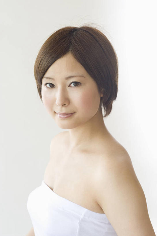 东方人,一个人,笑,微笑,竖图,室内,白天,白色背景,侧面,亚洲,仅一个年轻女性,仅一个女性,仅一个人,服装,扭头,注视,黄种人,衣服,白色,抹胸,观察,看,转头,摄影,服饰,影棚,观看,察看,衣着,穿着,关注,衣饰,年轻女性,女人,女性,亚洲人,半身,彩图,影棚拍摄,拍摄