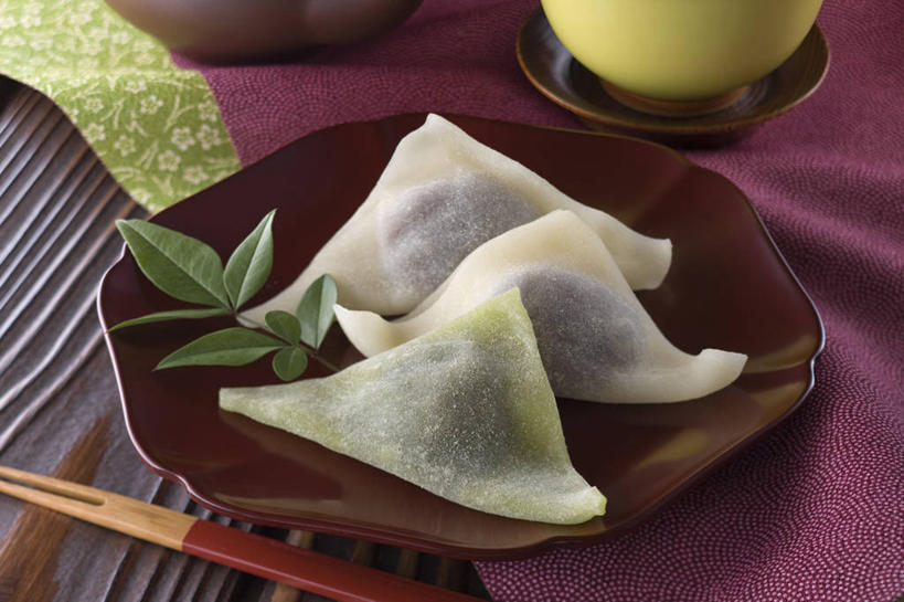 点心,无人,横图,俯视,室内,特写,白天,幸福,餐桌,筷子,桌子,餐具,叶子,一双,阴影,装饰,反射,木制,布料,碟子,壶,盘,影子,食品,甜点,甜品,绿叶,布纹,文化,传统,小吃,水壶,桌布,食物,糕点,三个,盘子,餐巾,茶壶,木制品,容器,碟,台布,甜食,日式,嫩叶,餐台,礼节,华丽,修饰,点缀,礼仪,衬托,美观,雅致,雅观,叶,叶片,进餐用具,餐桌布,彩图,高角度拍摄,日本小吃,八桥,八桥饼