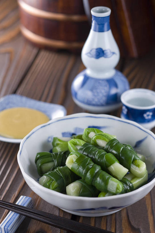 清酒,无人,竖图,俯视,室内,特写,白天,烹饪,餐桌,筷子,桌子,餐具,韩国,亚洲,阴影,反射,木制,包裹,影子,陶瓷,葱,青葱,调料,酱料,酱汁,佐料,日本料理,料理,食品,筷架,陶瓷制品,酒类,调味品,调味料,筷枕,文化,传统,酱,菜肴,美食,酒,酒瓶,食物,饮料,酒杯,木制品,瓶子,日式料理,日式,佳肴,餐台,礼节,筷子架,礼仪,东亚,大韩民国,江原道,束草,束草市,进餐用具,彩图,高角度拍摄,清酒瓶,道