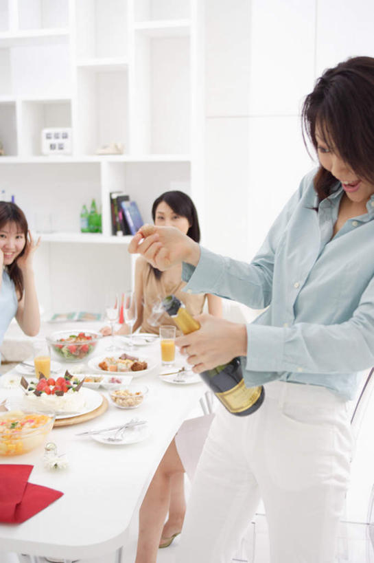 点心,东方人,头发,三个人,伙伴,朋友,坐,笑,微笑,露齿笑,竖图,室内,白天,正面,下午茶,友谊,餐桌,桌子,亚洲,服装,朦胧,模糊,食品,甜点,甜品,注视,休闲装,黄种人,食物,糕点,衣服,黑色,甜食,香槟,打开,观察,看,休闲,休闲服,服饰,餐台,观看,察看,开启,关注,友情,年轻女性,女人,女性,亚洲人,长发,坐着,半身,彩图,捂着