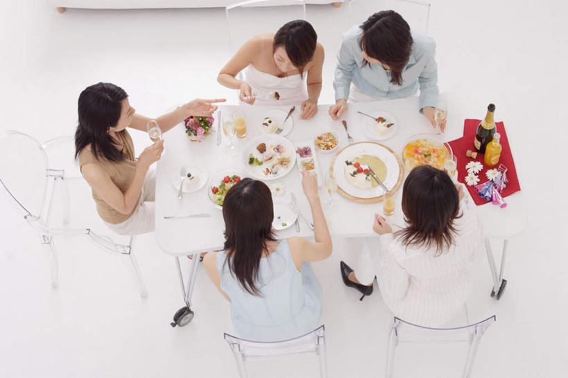 点心,东方人,头发,伙伴,朋友,坐,横图,俯视,室内,白天,下午茶,友谊,餐桌,桌子,餐具,椅子,亚洲,五个人,服装,食品,甜点,甜品,注视,休闲装,黄种人,食物,糕点,饮料,衣服,黑色,甜食,观察,看,休闲,休闲服,服饰,餐台,观看,察看,关注,友情,年轻女性,女人,女性,亚洲人,长发,进餐用具,烹调用具,坐着,彩图,高角度拍摄,全身