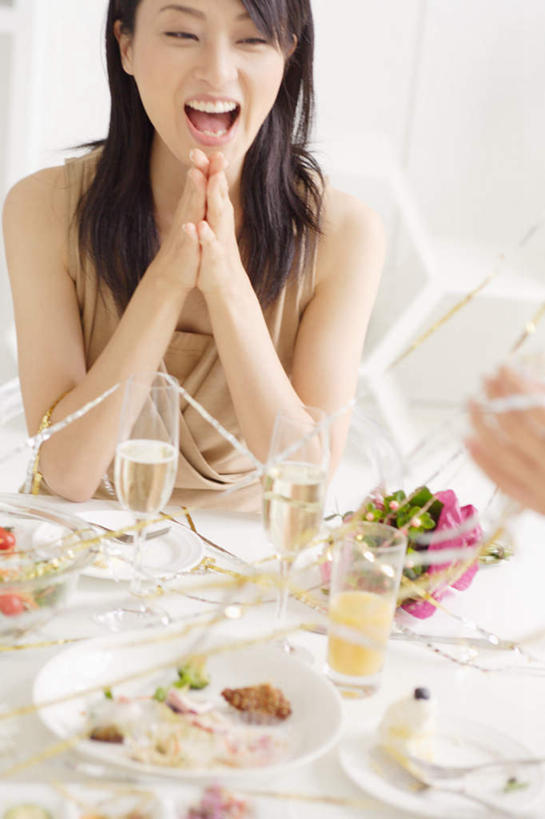 点心,东方人,头发,两个人,伙伴,朋友,笑,鼓掌,微笑,露齿笑,竖图,室内,白天,正面,下午茶,友谊,幸福,杯子,亚洲,服装,庆祝,高脚杯,食品,甜点,甜品,红酒杯,注视,休闲装,黄种人,食物,糕点,衣服,黑色,彩带,酒杯,甜食,观察,看,张嘴,休闲,休闲服,服饰,观看,察看,关注,张大嘴巴,友情,年轻女性,女人,女性,亚洲人,长发,玻璃杯,张开嘴,拍手,半身,彩图