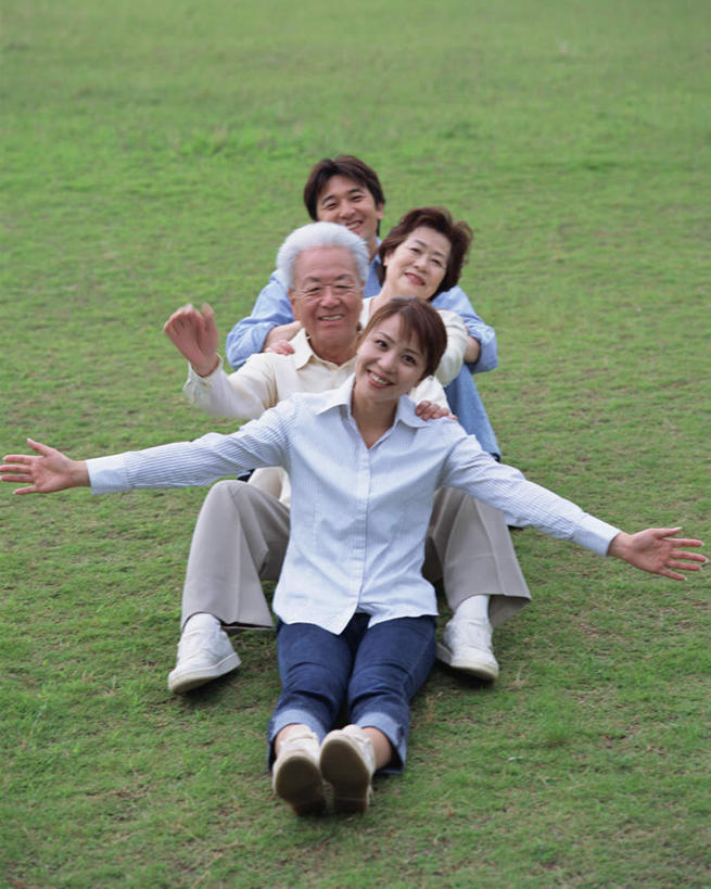 东方人,四个人,家庭,夫妻,坐,伸展双臂,竖图,俯视,室外,白天,爱情,草地,草坪,植物,亚洲,服装,浪漫,注视,休闲装,黄种人,草,衣服,绿色,观察,看,休闲,温暖,温馨,一家人,休闲服,恩爱,恋人,服饰,观看,和睦,察看,关注,老年男性,老年女性,男人,男性,年轻男性,年轻女性,女人,女性,亚洲人,情侣,敞开双臂,伸开双臂,展开双肩,张开手臂,张开双臂,坐着,彩图,高角度拍摄,全身,伴侣,融洽