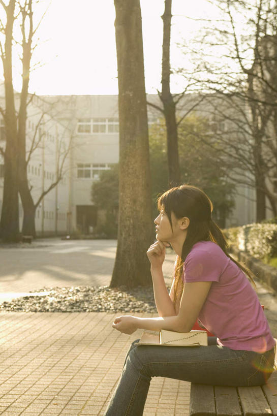 东方人,一个人,坐,竖图,室外,白天,侧面,植物,道路,路,公路,亚洲,仅一个年轻女性,仅一个女性,仅一个人,撑,服装,交通,托腮,注视,休闲装,黄种人,树,树木,衣服,绿色,自然,观察,看,托,休闲,休闲服,服饰,生长,成长,观看,察看,关注,托下巴,年轻女性,女人,女性,亚洲人,马路,坐着,半身,彩图