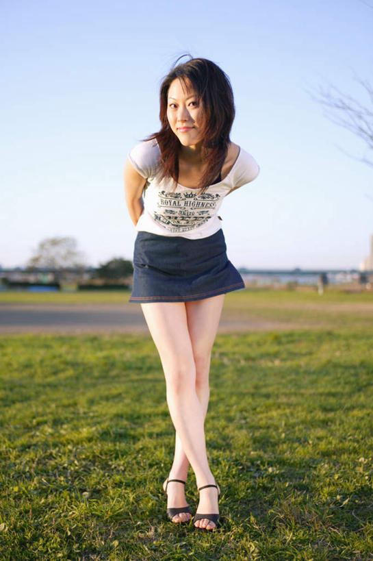 东方人,一个人,站,笑,微笑,露齿笑,竖图,室外,白天,正面,裙子,草地,草坪,植物,亚洲,仅一个年轻女性,仅一个女性,仅一个人,弯腰,服装,注视,休闲装,黄种人,草,衣服,蓝色,绿色,蓝天,天空,天,观察,看,站着,休闲,休闲服,短裙,服饰,观看,半身裙,察看,关注,超短裙,年轻女性,女人,女性,亚洲人,彩图,全身