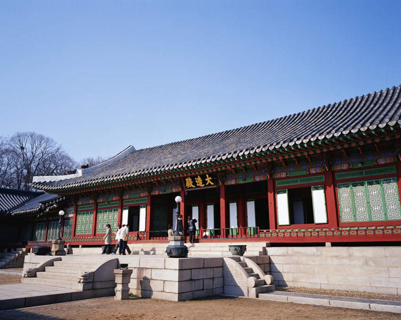 东方人,宫殿,横图,室外,白天,正面,旅游,度假,名胜古迹,植物,楼梯,地标,昌德宫,首尔,汉城,韩国,亚洲,遗迹,阶梯,首都,许多人,黄种人,古迹,文物,娱乐,古建筑,台阶,树,树木,蓝色,绿色,蓝天,天空,自然,天,一群人,享受,休闲,旅游胜地,放松,生长,晴朗,成长,古文明,东亚,万里无云,大韩民国,首尔市,首尔特别市,特别市,王宫,乐宫,东阙,男人,男性,年轻男性,年轻女性,女人,女性,亚洲人,晴空,晴空万里,彩图,全身,标志性建筑