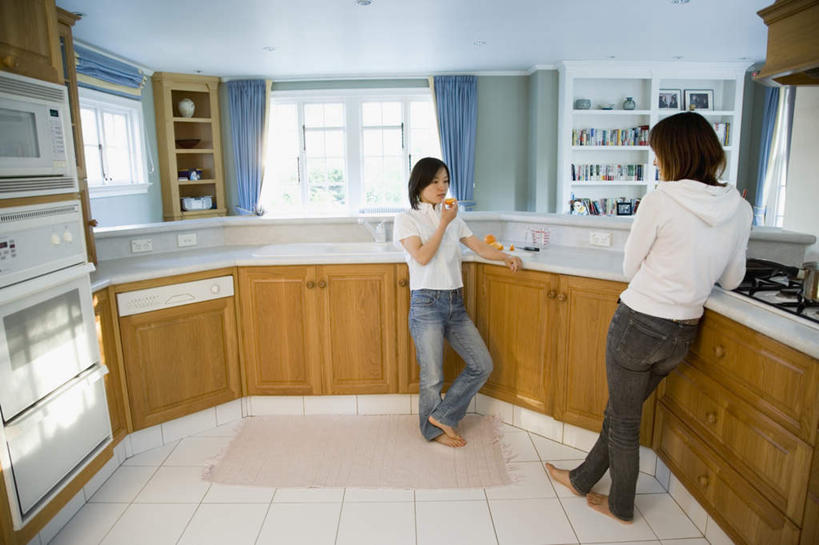 东方人,背部,两个人,伙伴,朋友,站,横图,室内,白天,正面,友谊,厨房,窗户,窗帘,地毯,柜子,书架,柑橘,书籍,亚洲,一排,切开,服装,整齐,装饰,瓷砖,地砖,水槽,水龙头,地面,拿,拿着,注视,休闲装,黄种人,玻璃窗,相视,砧板,装饰品,排列,衣服,帘子,橱柜,刀,观察,看,切,站着,休闲,面对面,休闲服,遮阳,服饰,观看,对视,华丽,修饰,点缀,察看,队列,关注,相对,剖面,切面,相看,衬托,美观,雅致,雅观,友情,年轻女性,女人,女性,亚洲人,书,图书,橘子,桔子,橙子,橙,站立,彩图,全身,灶间