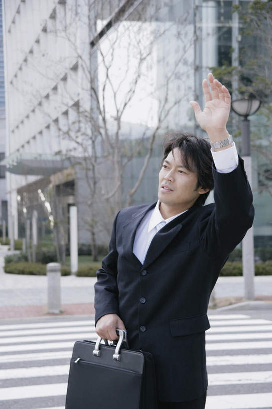 东方人,一个人,商务人士,商务男性,高楼大厦,站,竖图,室外,白天,正面,衬衫,度假,草地,草坪,美景,植物,城市风光,标志建筑,城市,大厦,道路,地标,建筑,路,摩天大楼,人行横道,公路,亚洲,仅一个男性,仅一个人,仅一个中年男性,套装,包,公文包,景观,人行道,交通,挥手,拎,注视,黄种人,娱乐,建设,草,树,树木,绿色,自然,观察,看,站着,招手,享受,休闲,景色,放松,生长,成长,公事包,观看,察看,关注,人行横道线,商务装,工薪阶层,男人,男性,中年男性,亚洲人,白领,上班族,斑马线,马路,站立,半身,彩图,衬衣,大楼,高层建筑,高楼,摩天楼,拎着